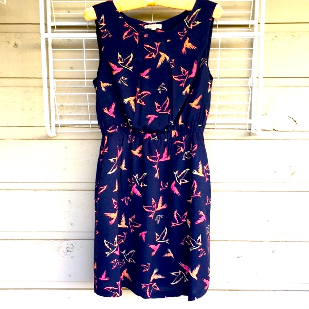 NWOT RETRO “BIRD PRINT” DRESS WITH POCKETS NAVY BACKGROUND CLASSIC AND FLIRTY